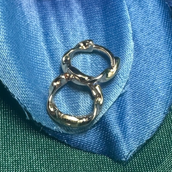 18K Gold Wavy Hoop Earrings – Small Modern Swirl Hoops Plated NWT - Picture 8 of 16